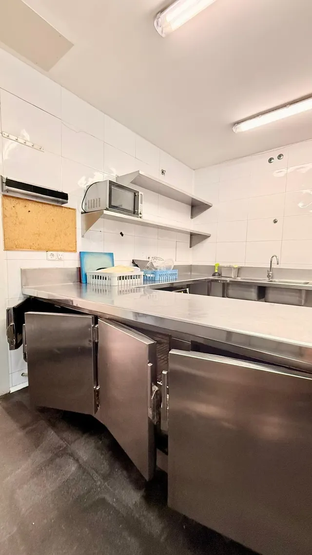 ¡Oportunidad Única en Cubelles! Local Comercial Reformado con Terraza y Vistas al Mar — 16