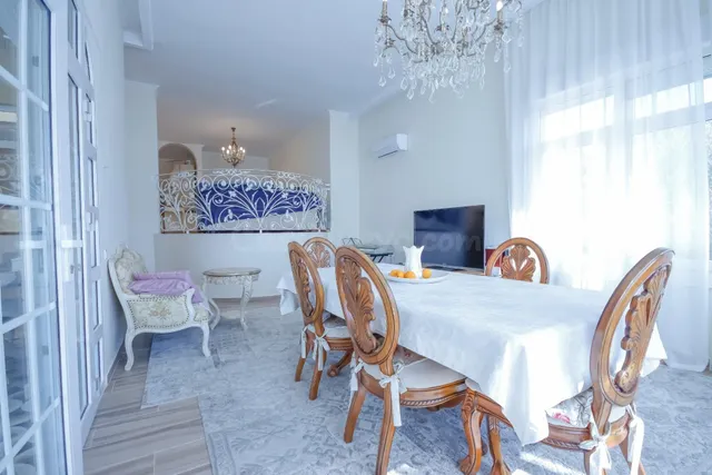 Villa de 4 dormitorios, 3 baños, piscina y jardín en dehesa de campo amor (orihuela costa) — 2