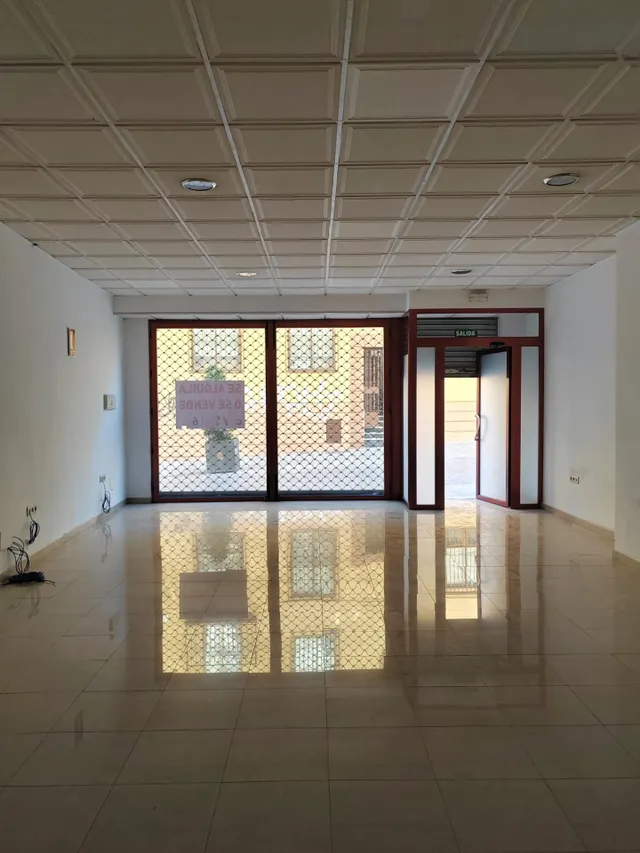 SE VENDE O SE ALQUILA LOCAL EN CARRERA DE JESÚS — 4