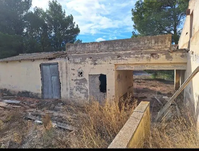 TERRENO CON CASA DE ALBERGUE EN VILLENA — 4
