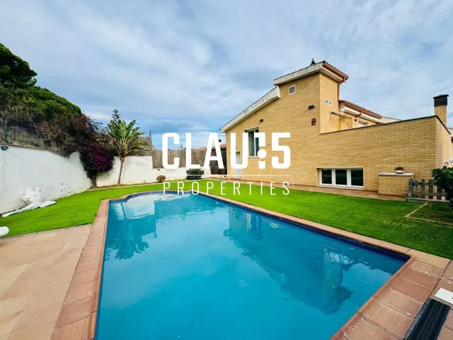 Casa en venta exclusiva en pleno centro de Canet de Mar con 