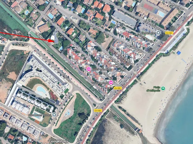 Se vende villa próxima al término municipal de Benicàssim, muy cerca de la playa. La casa está sobre una parcela de 1.889 m2, de la cual saldrían 3 parcelas de 629 m2 en caso de querer dividir el — 17
