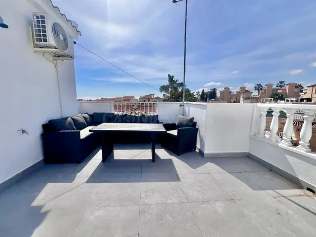 Villa de 5 dormitorios y 4 baños en San Miguel de Salinas (Alicante) — 23