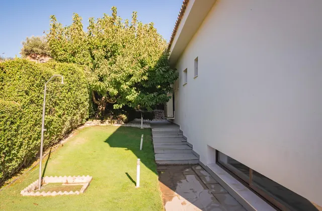 Exclusiva casa de lujo con piscina privada en un entorno tranquilo y selecto — 21
