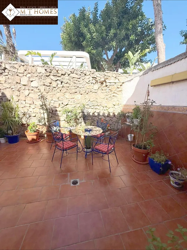 PISO CON TERRAZA Y PATIO JUNTO A TODOS LOS SERVICIOS Y LA PL - foto 3