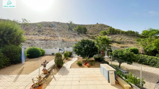 BUNGALOW CON JARDÍN, VISTAS A LA MONTAÑA Y A SOLO 7 KM DE LA - foto 2