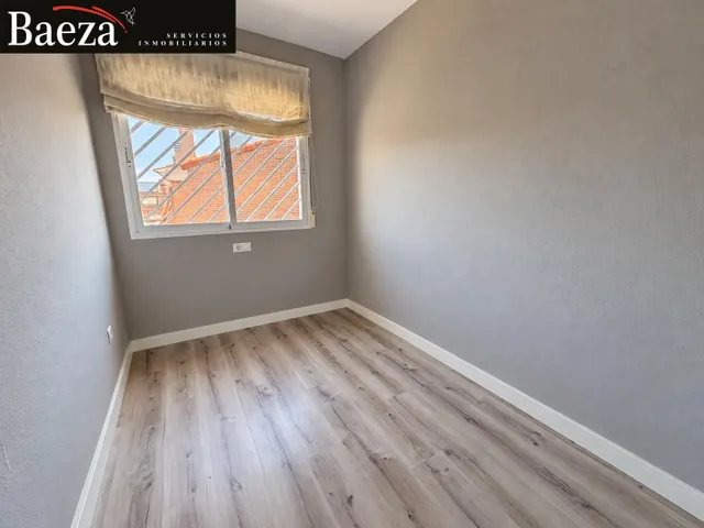 Bungalow totalmente reformado en venta, con piscina comunitaria, porche y garaje privado — 21