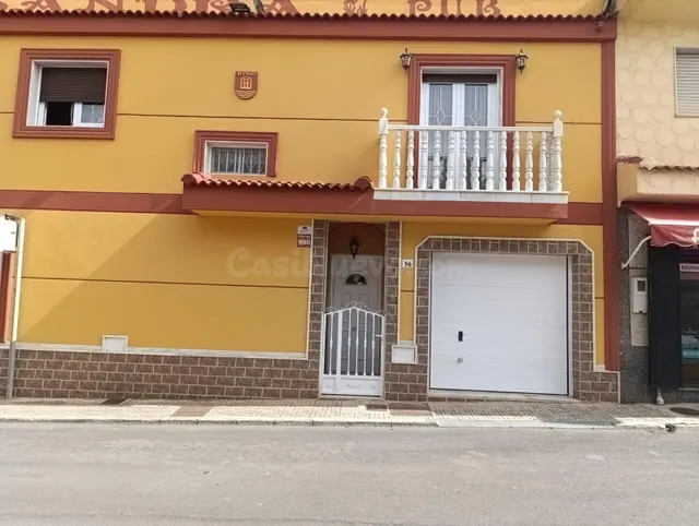 Casa con local acondicionado como pub en venta en la Loma de