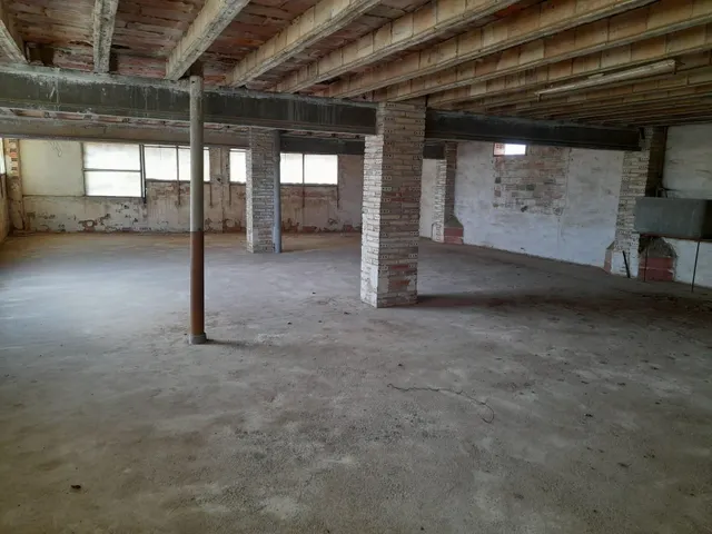 OPORTUNIDA GRAN CASA DE PUEBLO CON VIVIENDA UNIFAMILIAR Y NAV ES ANEXAS — 47