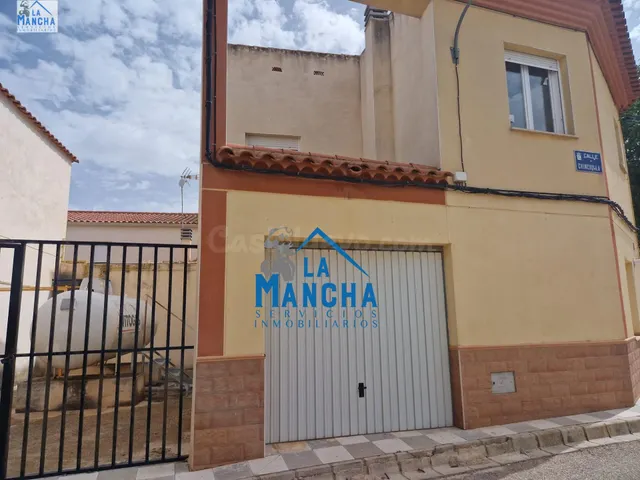 INMOBILIARIA LA MANCHA VENDE ADOSADO DE OBRA NUEVA EN TINAJE