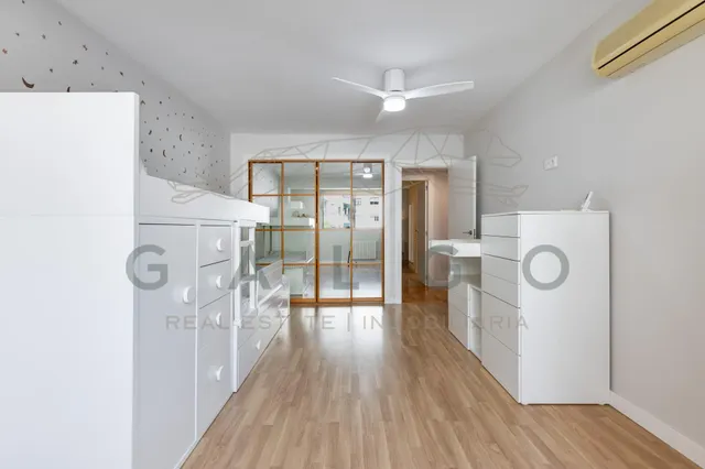 Comprar piso reformado con garaje junto a Plaza Xúquer — 39