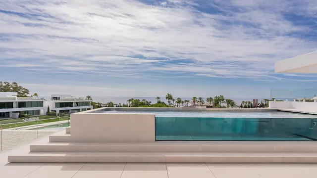 Sofisticada villa con vistas al mar en la Milla de Oro, Marbella — 11