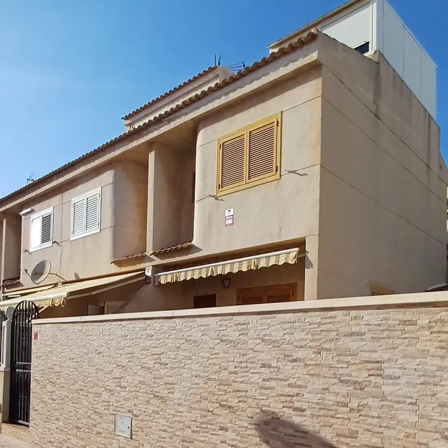 Amplia vivienda en urbanización con aparcamiento y piscina — 2