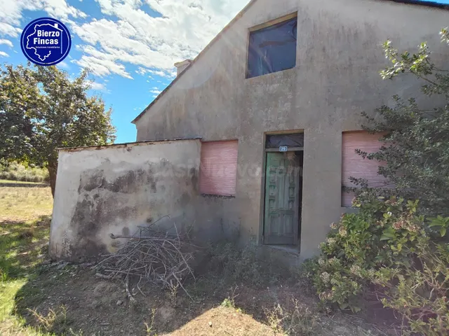 SE VENDE CASA CON GRAN PARCELA EN VILLAVERDE DE LOS CESTOS - foto 5