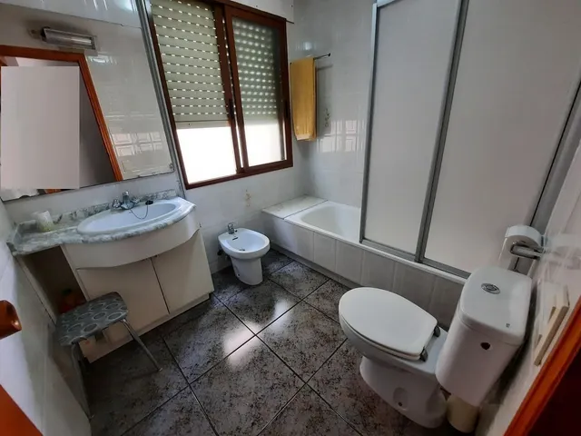 Casa esquinera, de 3 dormitorios, terraza, azotea. Dispone de 2 locales comenrciales. MUY CÉNTRICA — 24