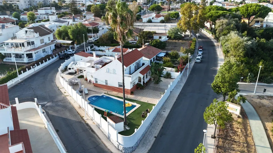 Chalet independiente de esquina con piscina y terraza con vistas al mar en El Rompido Cartaya, Huelva.