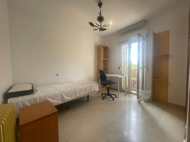 Amplia habitación  en Granada, Ideal para Estudiantes — 15