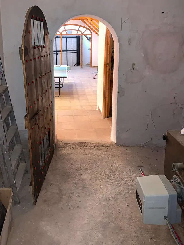 Finca rústica singular en parcela de 2.296 m2 con piscina, amplio garaje y pista de tenis. — 45