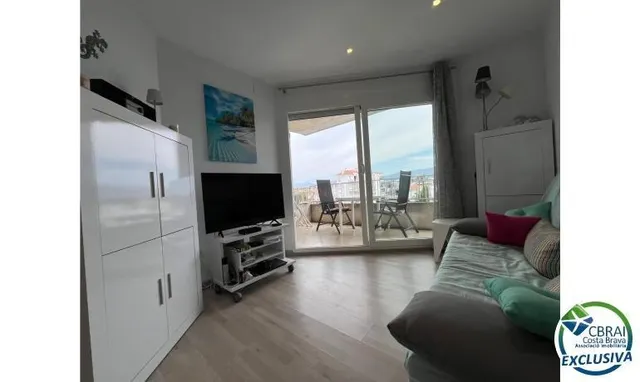 Bonito y moderno piso con vistas al canal y amarre de 2,5 x 5 m en Port Emporda, cerca de la playa y del centro de Empuriabrava — 8