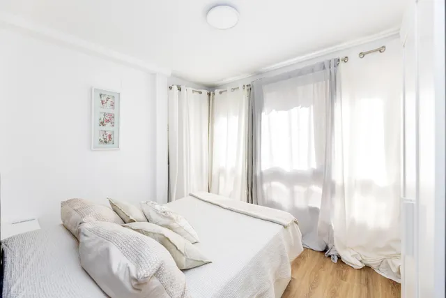 ¡Vive en pleno centro de Granada! Piso de 2 habitaciones con ascensor. — 16