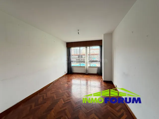 Piso con ASCENSOR en pleno CUATRO CAMINOS - foto 3