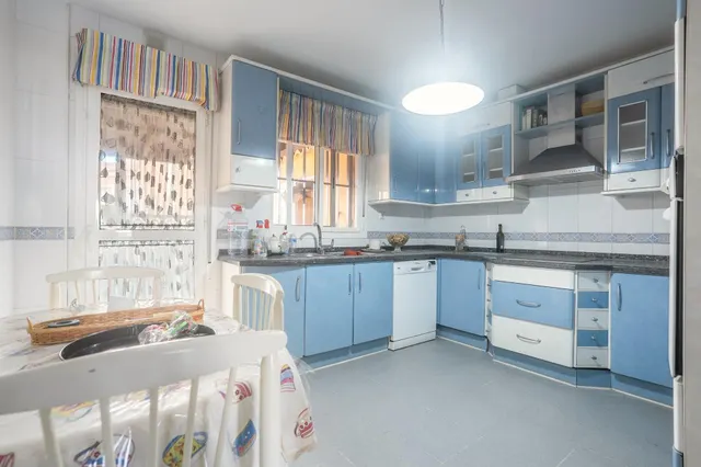 Almeria - cruz de caravaca: amplio triplex - 6 habitaciones + 3 baños + 1 aseo + garaje amplio + 2 salones + 2 cocinas + solarium — 20