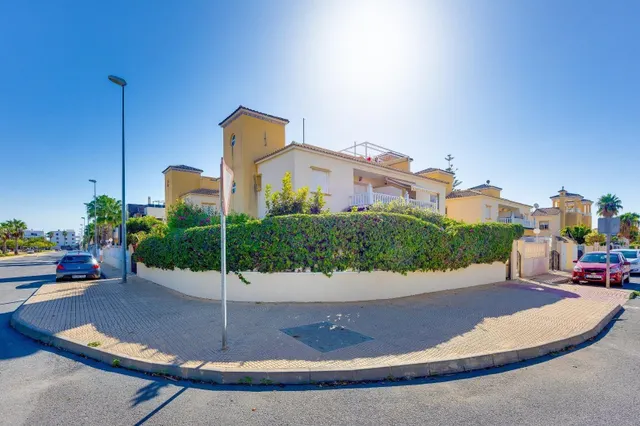 Bungalow en planta baja con amplio jardín privado y aparcamiento en Cabo Roig — 35