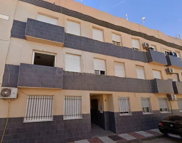 SE VENDE piso OKUPA en C Larache 23 de Roquetas de Mar
