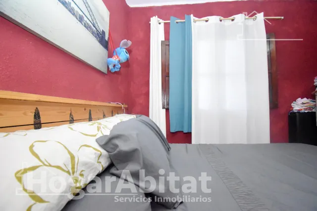 Disfruta de la luz natural y el encanto de vivir a un paso del centro en este acogedor piso con balcón — 13