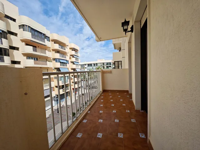 PISO CENTRICO EN FUENGIROLA CON VISTAS LATERALES AL PUERTO JUNTO A LA PLAYA. PERFECTO ESTADO — 43