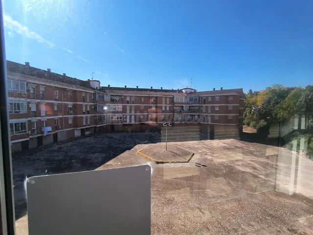 Piso en zona Pinilla con cuatro habitaciones, dos baños y ga - foto 3