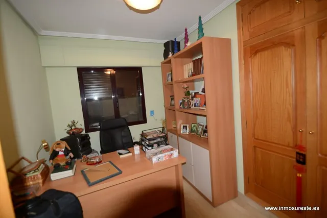 ¡¡ GRAN OPORTUNIDAD. VIVIENDA CÉNTRICA EN ORIHUELA !! Piso de 102 m2. construidos, distribuidos en 3 habitaciones, 2 baños. Zona Centro de Orihuela. — 18