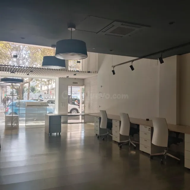 Amplio Local Comercial en el Corazón de Gandia - foto 2