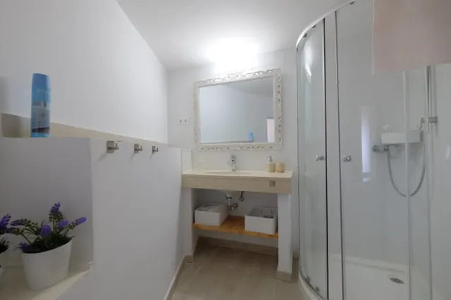 VILLA DE LUJO COMPUESTA POR 3 APARTAMENTOS INDIVIDUALES, TODO DE PRIMERA CALIDAD CON VISTAS AL MAR — 37