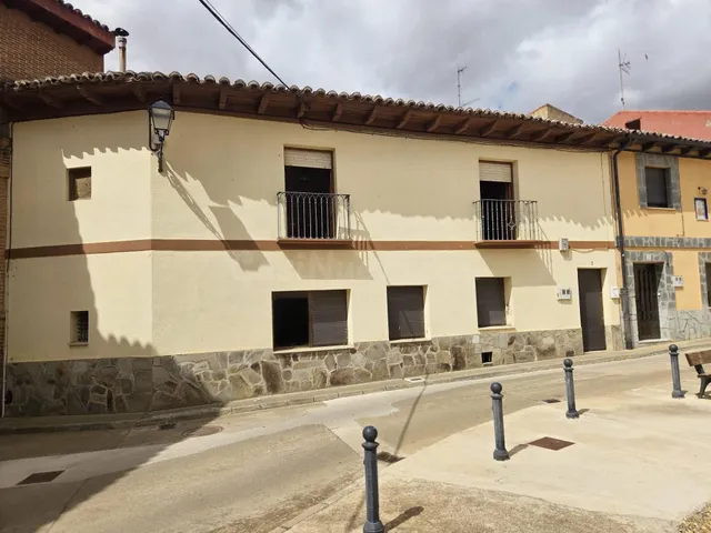 SE VENDE CASA EN EL CENTRO DE VALDERAS, DOS PLANTAS, 4 HAB.,