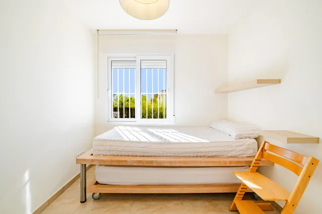 Villa independiente con piscina y 893 m2 de parcela en Benicàssim: espacio, diseño y privacidad — 27