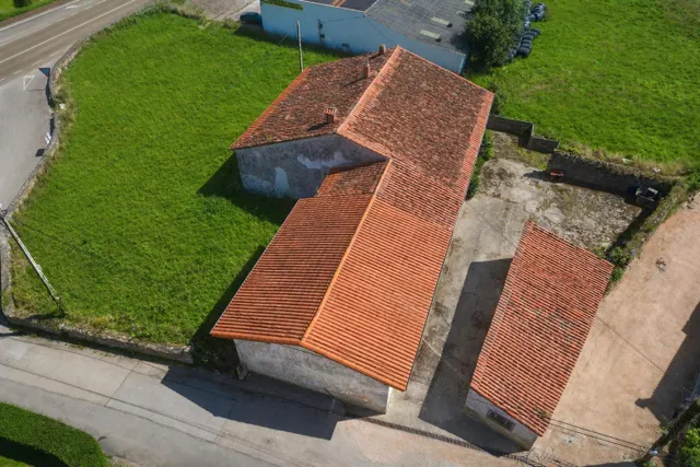 CONJUNTO DE EDIFICACIONES CON TERRENO URBANO EN LA REVILLA. — 31