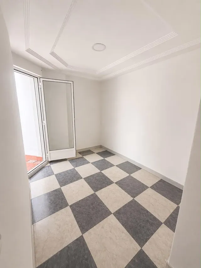Piso de 3 dormitorios con patio y garaje en Elche — 14