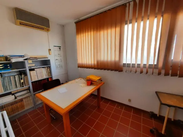 Local de 90 m2 esquinero. — 9