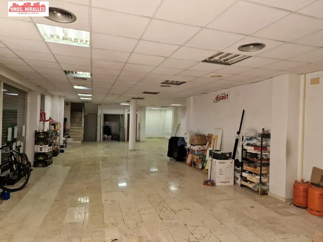 LOCAL DISPONIBLE PARA CUALQUER TIPO DE NEGOCIO, MUY INTERESANTE Y EN ZONA CENTRO. — 3
