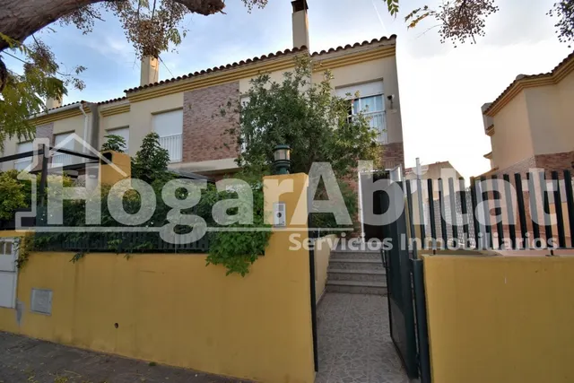 ADOSADO SEMINUEVO CON PISCINA, 2 TERRAZAS Y AMPLIO GARAJE — 19