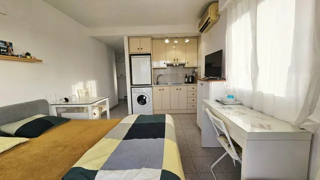 Estudio con piscina. parquing y vista al mar — 12