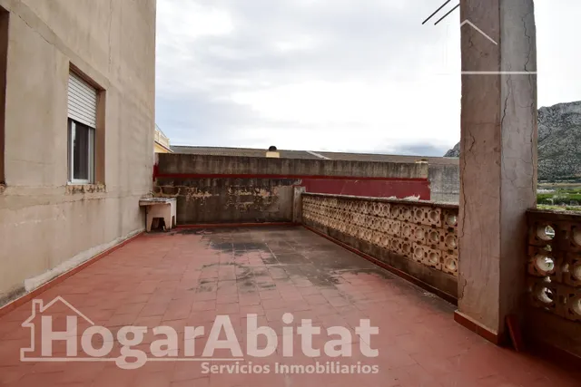 ¡OPORTUNIDAD PARA INVERSORES! GRAN EDIFICIO CON DOS VIVIENDAS INDEPENDIENTES, DOS TERRAZAS Y PARCELA — 47