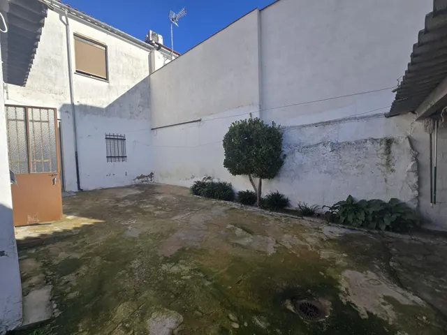 CASA DE DOS PLANTAS CON TEJADO NUEVO — 10