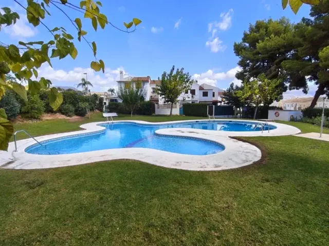 CASA ADOSADA REFORMADA, JARDIN, APARCAMIENTO, PISCINA COMUNITARIA, CHIMENEA, PARCIALMENTE AMUEBLADA — 27