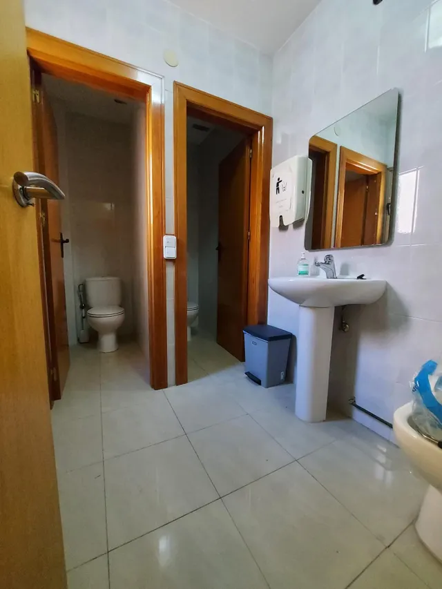 SE VENDE O ALQUILA LOCAL DE OFICINAS Y DESPACHOS EN BENIAJAN — 36