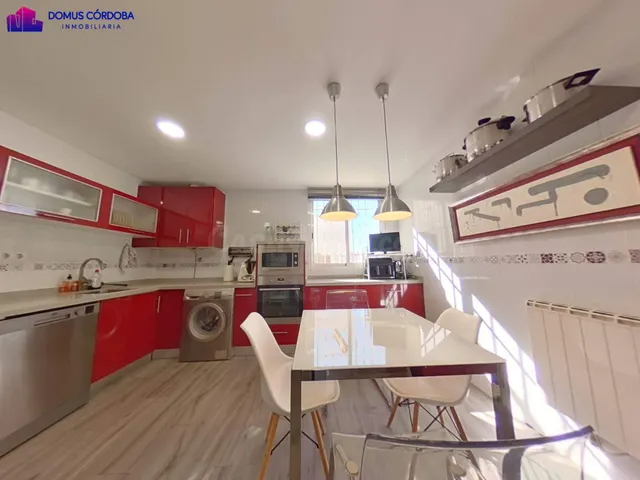 ESPECTACULAR CASA JUNTO AL VIAL NORTE – AMPLITUD, CALIDAD Y 