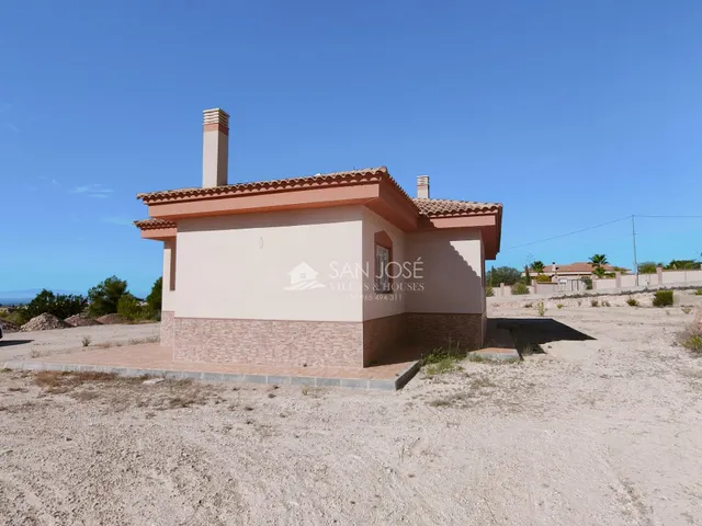 SE VENDE CHALET DE OBRA NUEVA AL LADO DEL PUEBLO DE MACISVENDA-ABANILLA — 24