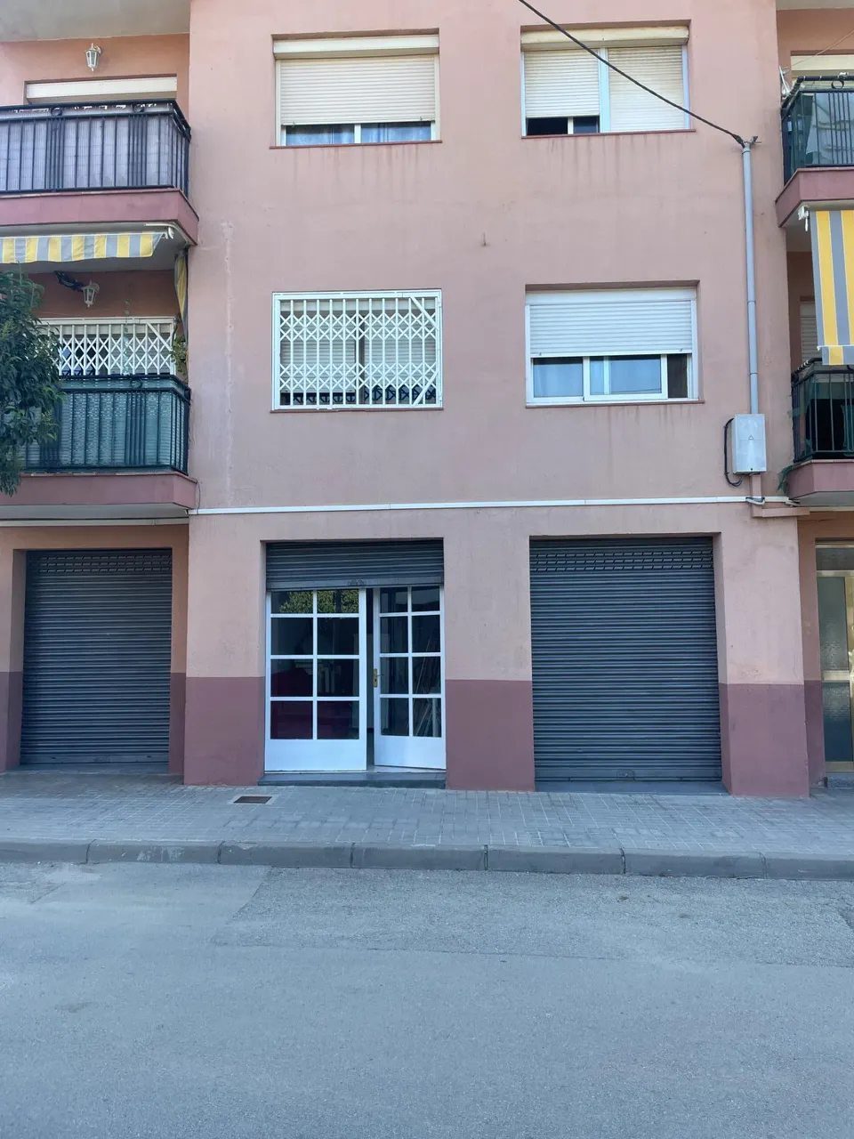 ¡Oportunidad Única! Local Comercial de 99 m2 con Entrada para Vehículo