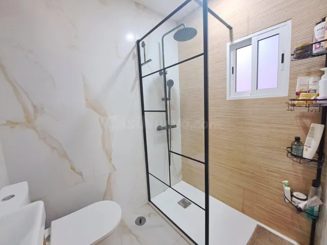 Casa de una sola planta con patio y azotea independiente en  - foto 4
